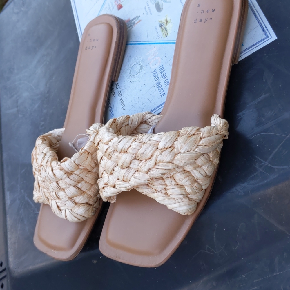 Flat sandals